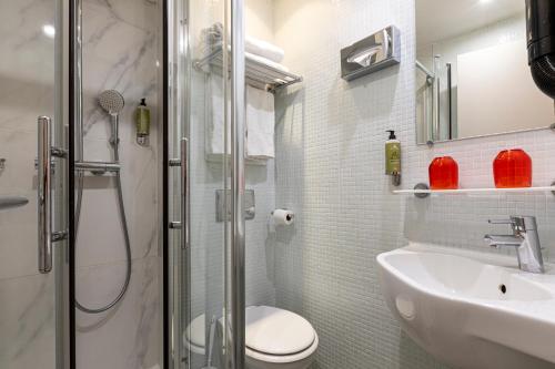 Ένα μπάνιο στο Gardette Park Hotel