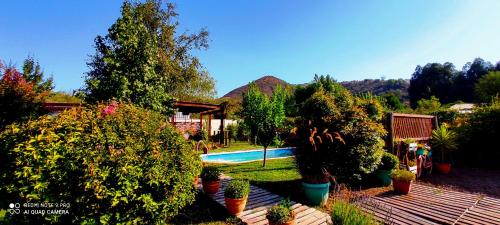 un jardín con piscina y algunas plantas en Tiny House - Oasis de tranquilidad, belleza y seguridad, en Los Barriales