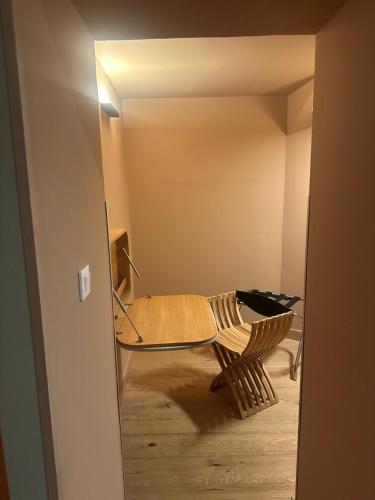 Cette chambre comprend un lit et une chaise. dans l'établissement Studio 1 rue des Epinaux, à Aix-en-Provence