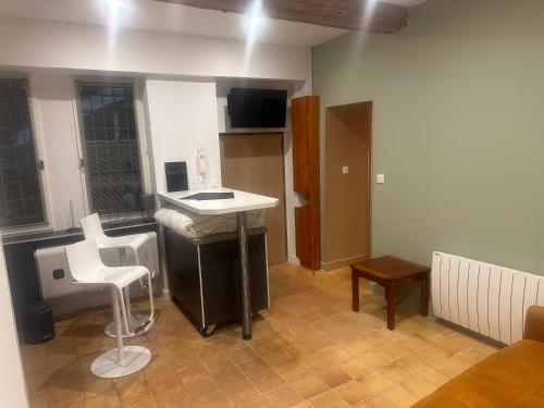 - une cuisine avec un évier et un tabouret dans la chambre dans l'établissement Studio 1 rue des Epinaux, à Aix-en-Provence