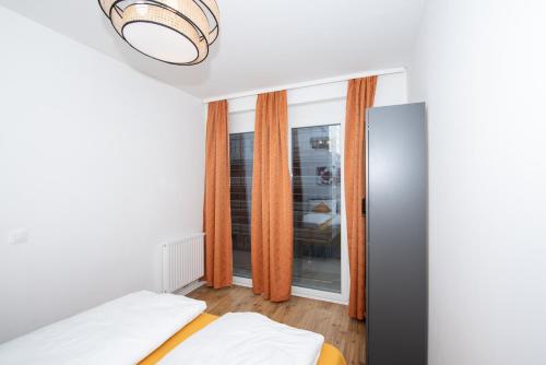 Schlafzimmer mit einem Bett und einem Fenster in der Unterkunft Lipi Apartment in Wien
