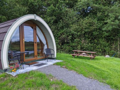 uma tenda cúpula com uma mesa de piquenique e um banco em Killynick Glamping Oiney Fishing County Fermanagh em Enniskillen