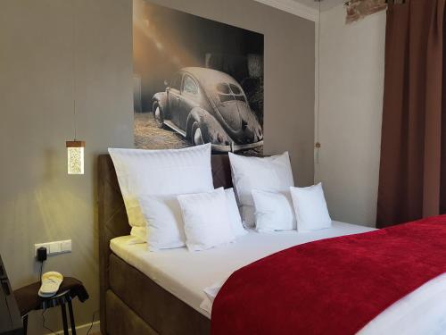 um quarto com uma cama com uma fotografia de um carro em Ehemalige Klosterschmiede -Wirtschaftswunder- em Ochsenhausen