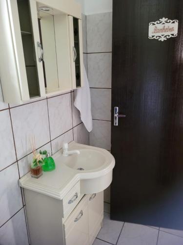 a bathroom with a white sink and a mirror at Casa Wunder Platz in Pomerode