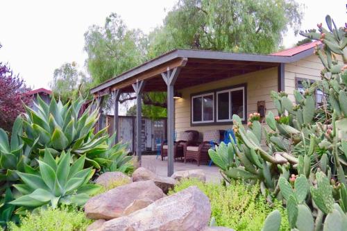 Ein Haus mit einem Haufen Pflanzen davor. in der Unterkunft Pacific Coast Hwy Bunkhouse in San Luis Obispo in San Luis Obispo