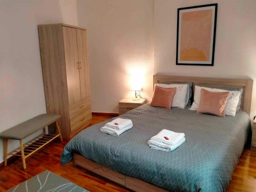 - une chambre avec un lit et 2 serviettes dans l'établissement Peach Blossom 2BDR Downtown Veria, à Véria