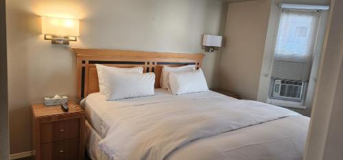Postel nebo postele na pokoji v ubytování Times Square Suites Hotel