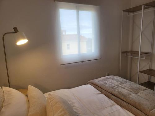 1 dormitorio con cama y ventana en Ático con vistas al mar en Cala del Moral
