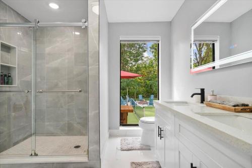 a bathroom with a shower and a sink and a toilet at VillaKOBO Heated pool Spa Golf Tennis crocodile in Miami