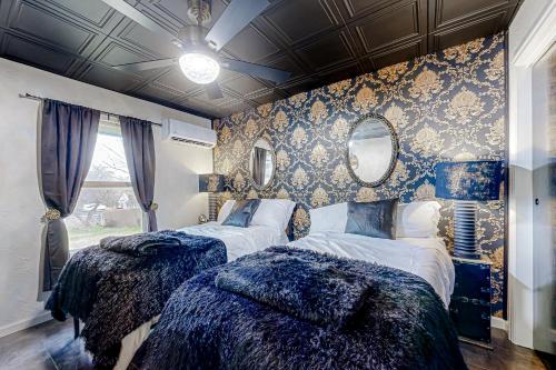 2 Betten in einem Zimmer mit blauer Tapete in der Unterkunft The Onyx in Walla Walla