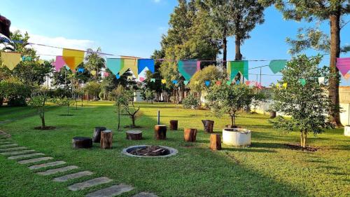 a park with trees and colorful bunches of flags at Chácara em Boituva com piscina e churrasqueira in Boituva