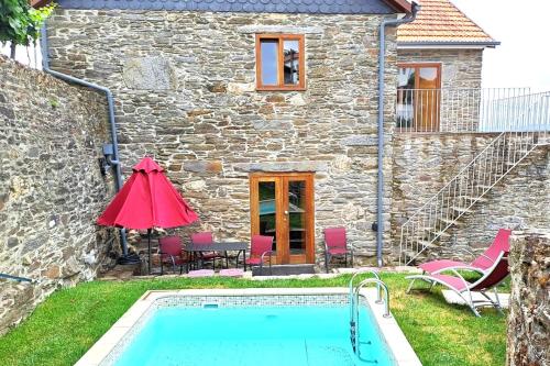 Bazén v ubytovaní Sobreiro's Villa in Douro Valley alebo v jeho blízkosti
