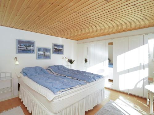 VigにあるHoliday home Vig Lの木製の天井のベッドルーム1室(大型ベッド1台付)