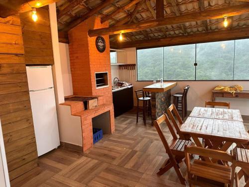 Un restaurante o sitio para comer en Chácara Pagará: Jacuzzi, Piscina e Conforto