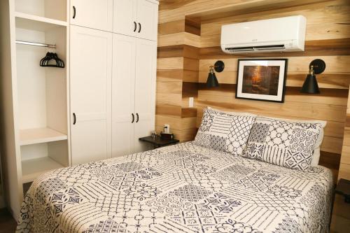 een slaapkamer met een bed met een houten muur bij Escalante Escapes Star Lily- Bunk Escape in Escalante