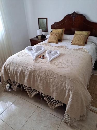 1 cama con 2 toallas en forma de corazón en Finca Mamposo, en Tacoronte