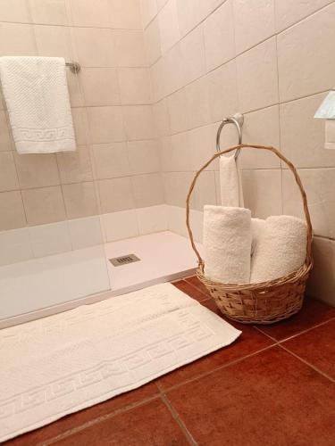 a bathroom with a basket of towels in a shower at Finca Mamposo in Tacoronte