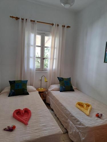 Dos camas con corazones en una habitación en Finca Mamposo, en Tacoronte