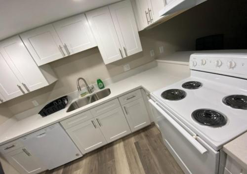 Η κουζίνα ή μικρή κουζίνα στο Private room. 5 mins from Freemont. 10 mins from strip