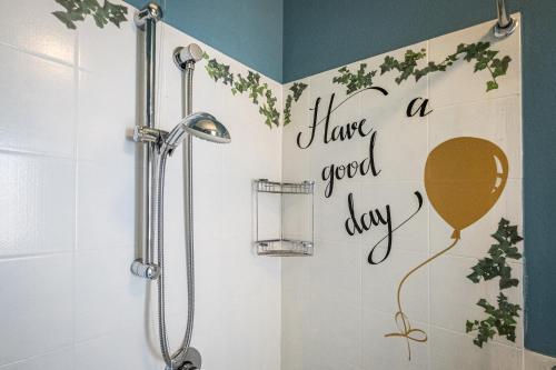 a bathroom with a shower with a sign that says have a good day at Elegante Villa Lu' centro Città a 10 minuti dal mare in Cagliari