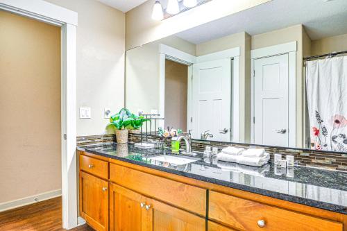 Dapur atau dapur kecil di Pet-Friendly Portland Retreat 3 Mi to Downtown!