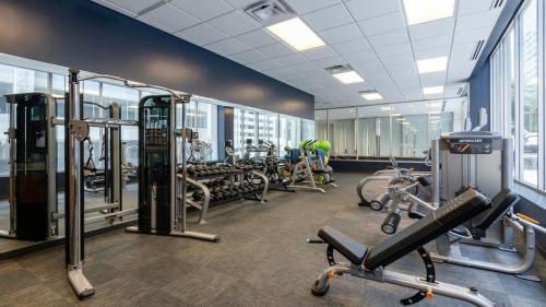 Salle ou équipements de sports de l'établissement Downtown Dallas CozySuites with gym #10