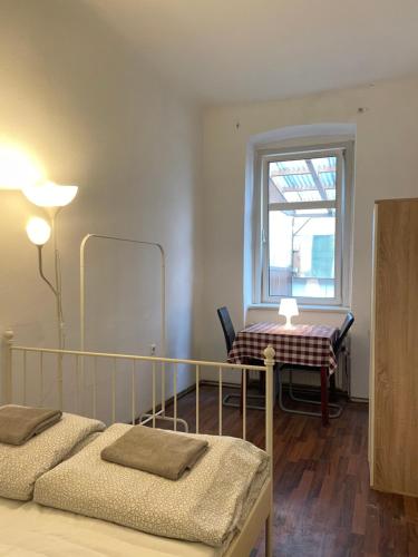- une chambre avec 2 lits et une fenêtre dans l'établissement U6 Schöpfwerk Home 5, à Vienne
