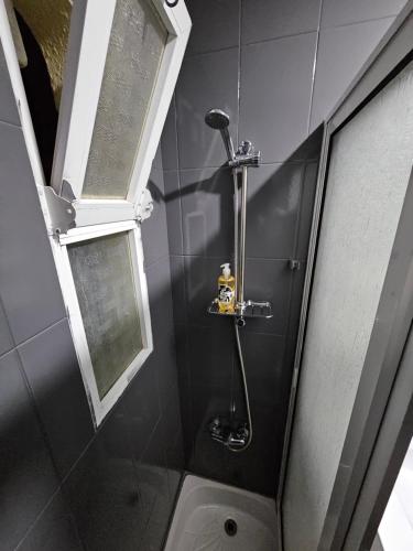 リスボンにあるAlmirante GuestHouseのバスルーム(シャワー、窓、トイレ付)