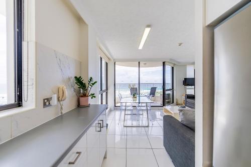Una sala de estar con vista al mar. en Olympus Beachfront Apartments, en Gold Coast