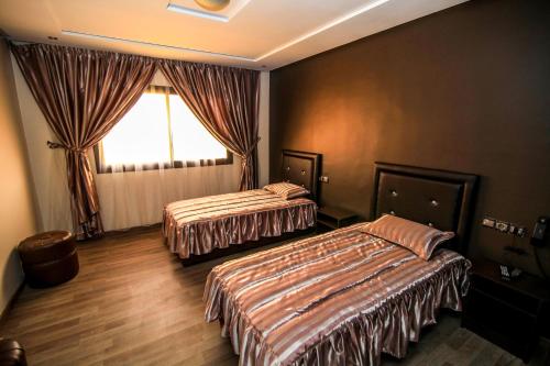 Giường trong phòng chung tại Hotel Jedda douhi el ouassini