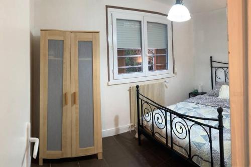 une chambre avec un lit et une fenêtre dans l'établissement Logement entier proche de paris, à Rosny-sous-Bois