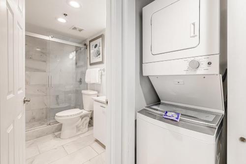 德斯坦的住宿－Beachside Two 4287，白色的浴室设有卫生间和淋浴。