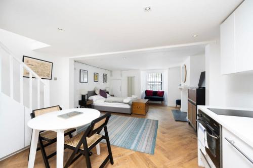 Cozy sub-basement flat unit in London