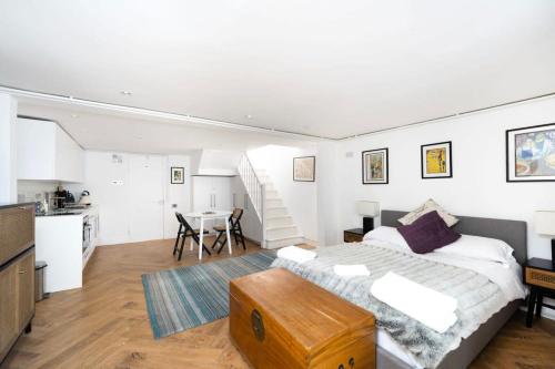 Cozy sub-basement flat unit in London