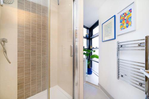 a bathroom with a shower with a glass door at Cozy and modern 1BR flat in Enfield in Enfield