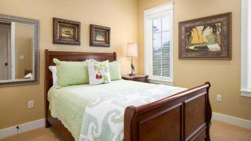 a bedroom with a bed and a mirror at Bungalos 2441 in Destin