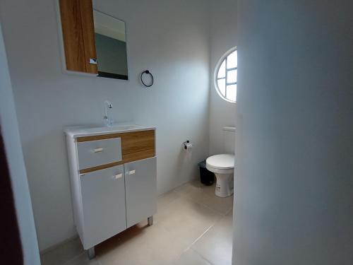 łazienka z białą umywalką i toaletą w obiekcie New hotel w mieście Alegrete