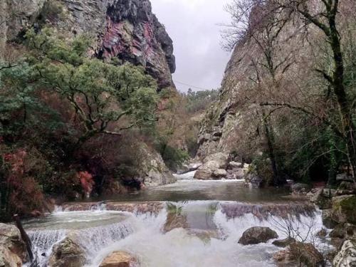 uma cascata num rio num desfiladeiro em Casinha do Melro em Ancião