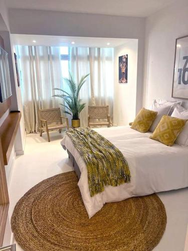 um quarto grande com uma cama grande com um tapete em Le Privée 1 em Mindelo