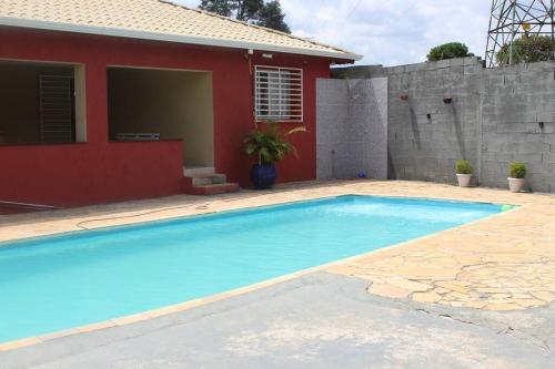 una piscina frente a una casa en Chácara da Bia, en Várzea Paulista