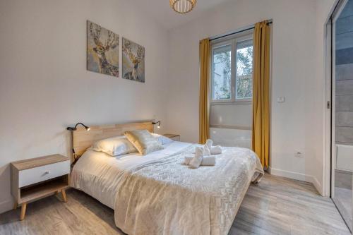 格勒諾布爾的住宿－NewHome - Clinique Mutualiste / Belle Eléctrique，一间卧室设有一张大床和一个窗户。