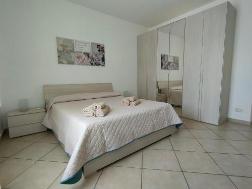 a bedroom with a bed with two towels on it at Serao House, 2 piano in centro in Mondragone