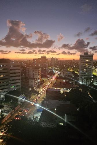 Pemandangan umum bagi Recife atau pemandangan bandar yang diambil dari apartmen