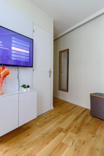 TV a/nebo společenská místnost v ubytování Élégance Parisienne