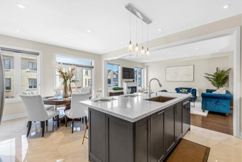 Χώρος καθιστικού στο Executive 5BR-4BATH Detached Bramp/Miss Border