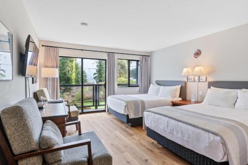 Postel nebo postele na pokoji v ubytování Tofino Motel Harbourview