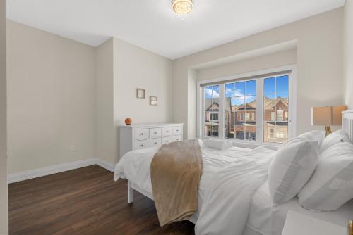Ένα ή περισσότερα κρεβάτια σε δωμάτιο στο Executive 5BR-4BATH Detached Bramp/Miss Border
