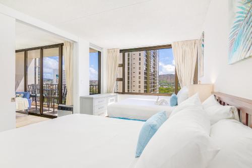 ein weißes Schlafzimmer mit 2 Betten und einem großen Fenster in der Unterkunft Diamond Head View Condo, Steps to Beach & Free Parking! in Honolulu