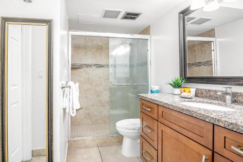 ein Bad mit einer Dusche, einem WC und einem Waschbecken in der Unterkunft Diamond Head View Condo, Steps to Beach & Free Parking! in Honolulu