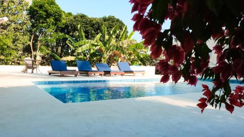 un grupo de sillas sentadas junto a una piscina en Hotel Sol y Mar en Santa Catalina